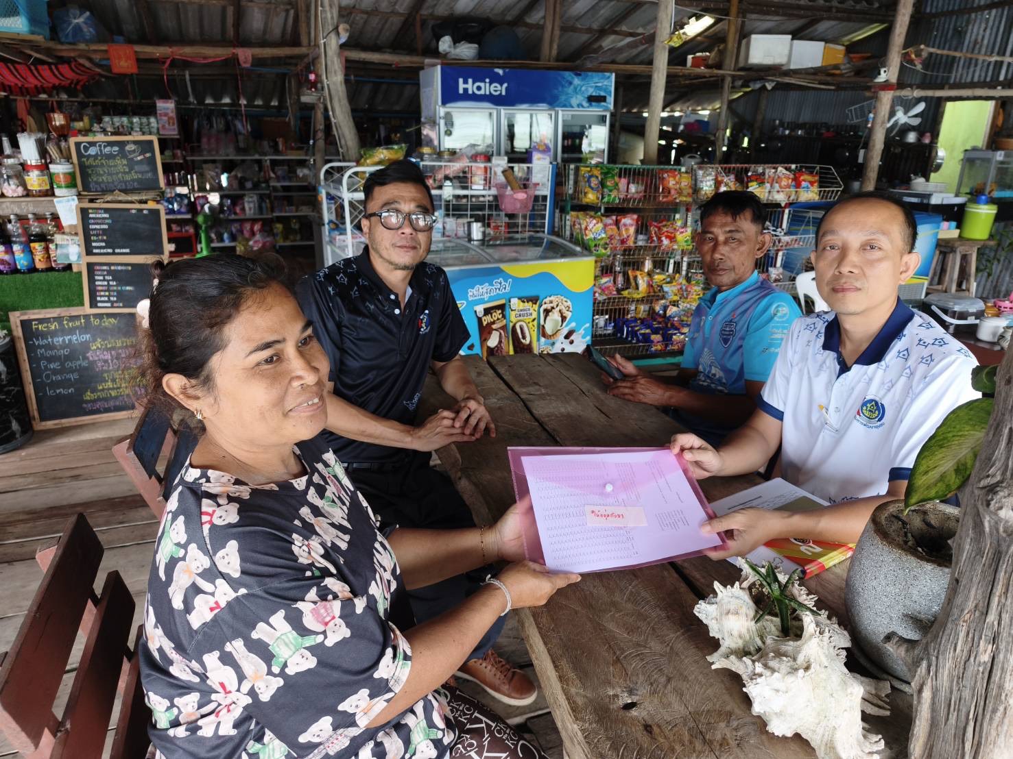 สพอ.เกาะกูดลงพื้นที่ติดตามสนับสนุนกลุ่มกองทุนพัฒนาบทบาทสตรี และกองทุนแก้ไขปัญหาความยากจน (กข.คจ.) 