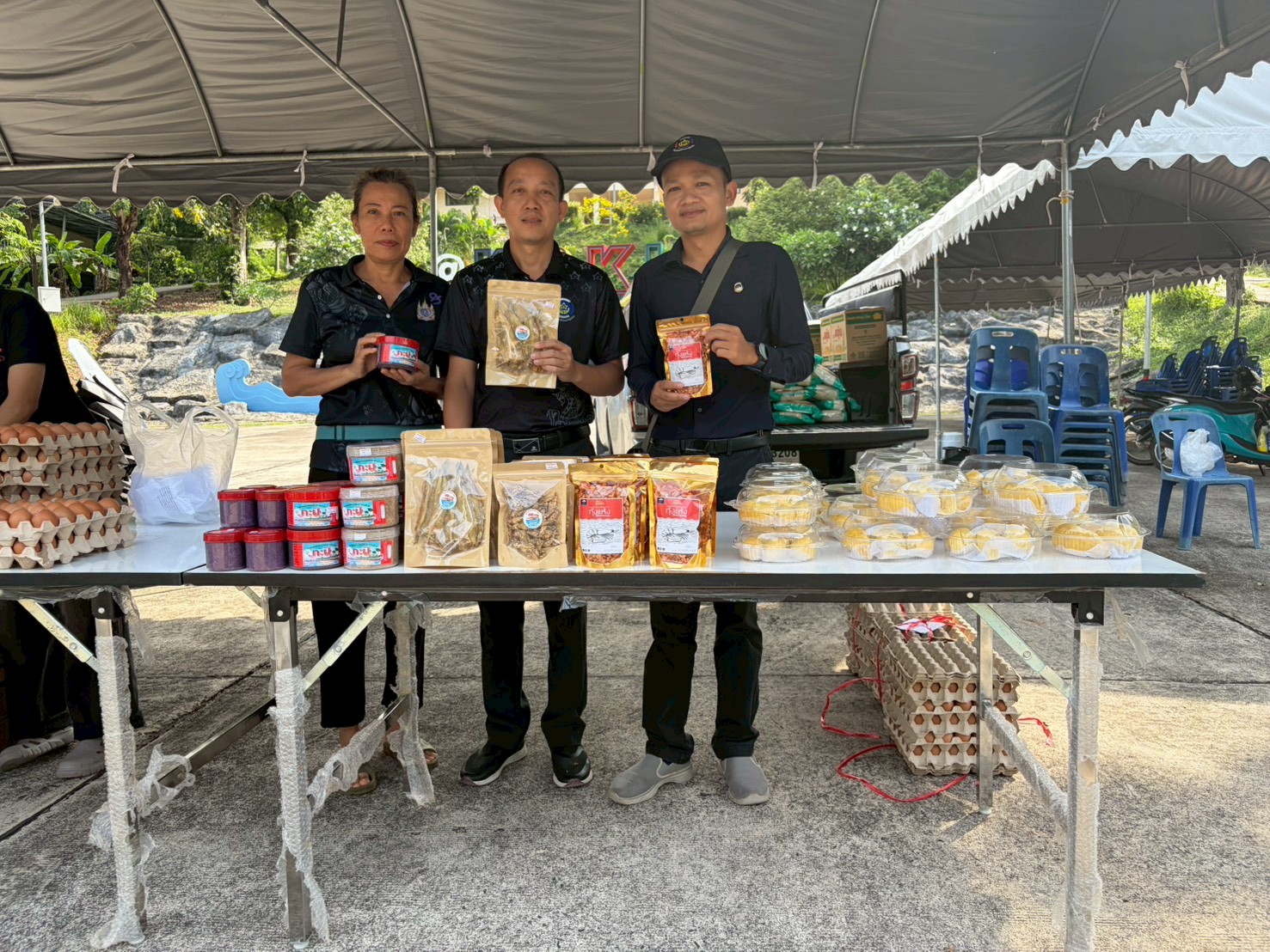 กิจกรรม “ไทยช่วยไทย” จำหน่ายสินค้าราคาถูก ช่วยลดค่าครองชีพประชาชนอำเภอเกาะกูด