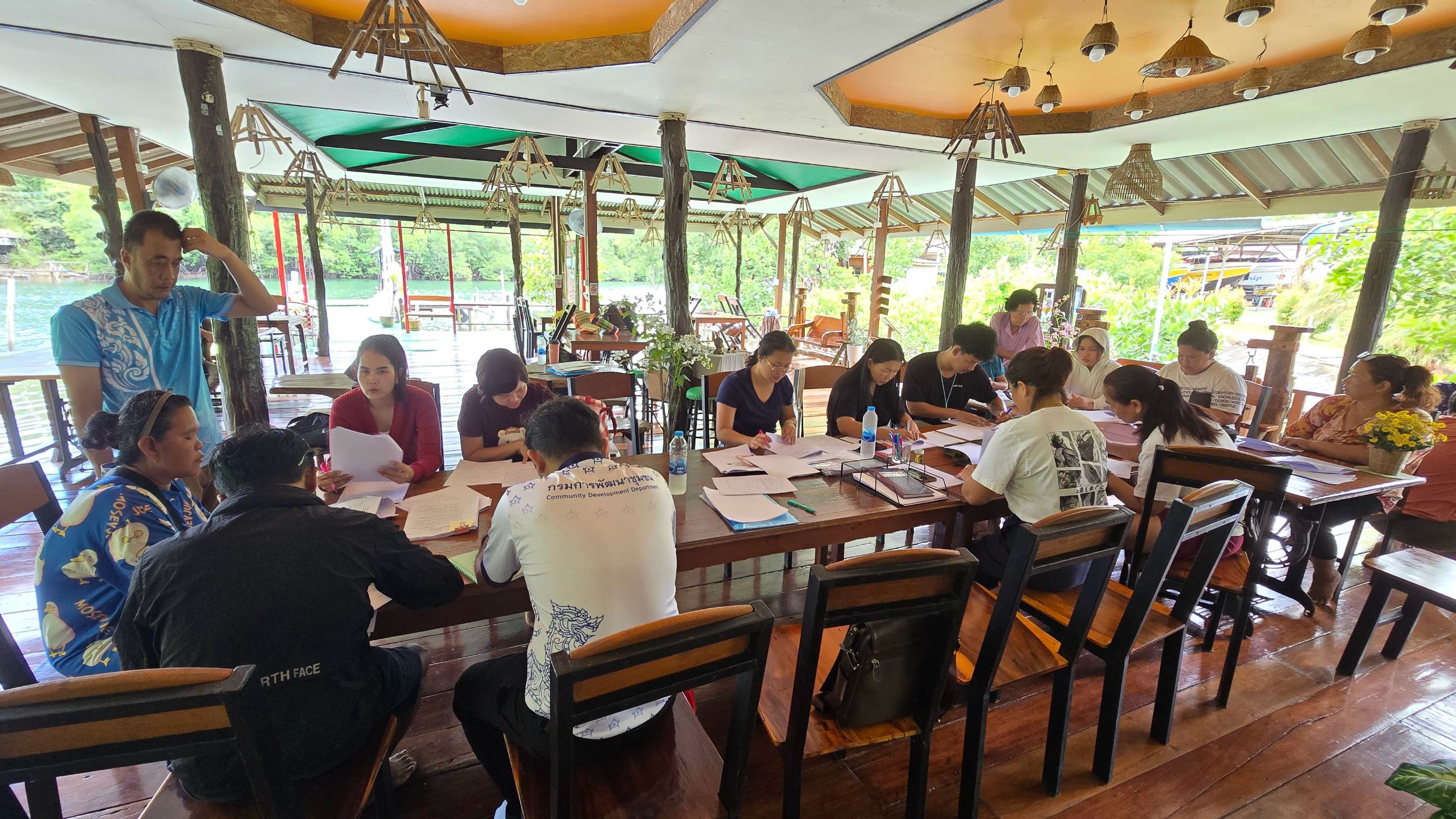 สำนักงานพัฒนาชุมชนอำเภอเกาะกูดเข้าร่วมประชุมพิจารณาเงินยืมโครงการแก้ไขปัญหาความยากจน (กข.คจ.) 