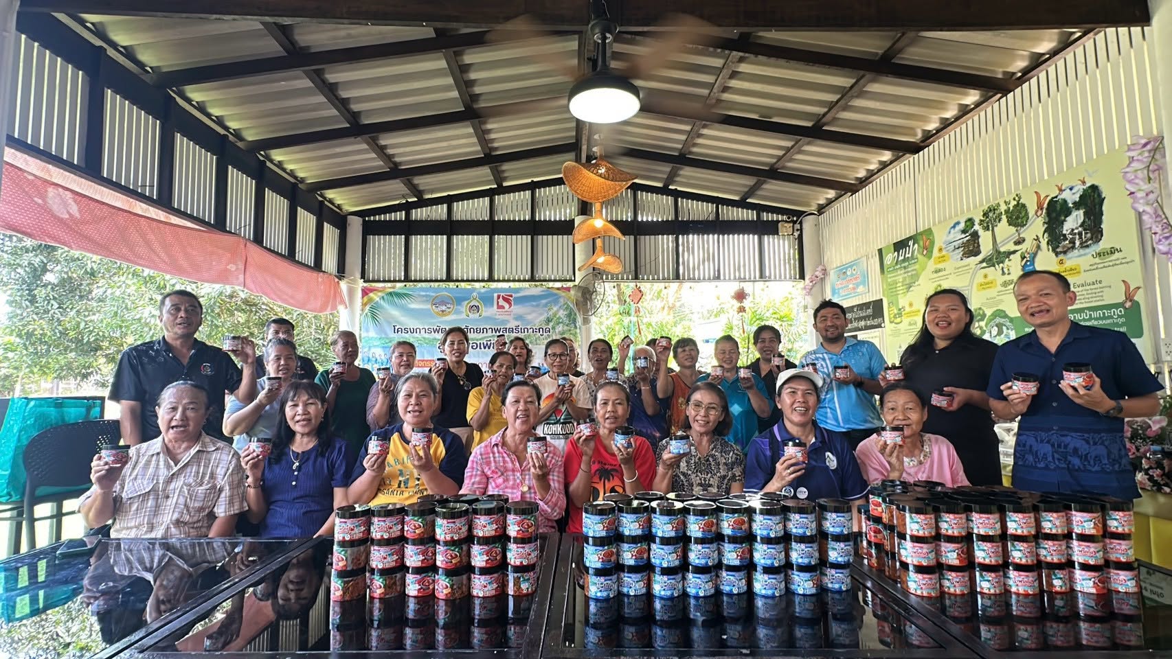 สำนักงานพัฒนาชุมชนอำเภอเกาะกูด ส่งเสริมสตรีสร้างอาชีพ ต่อยอดวัตถุดิบท้องถิ่น สู่น้ำพริก “กุ้ง ปู ปลา”