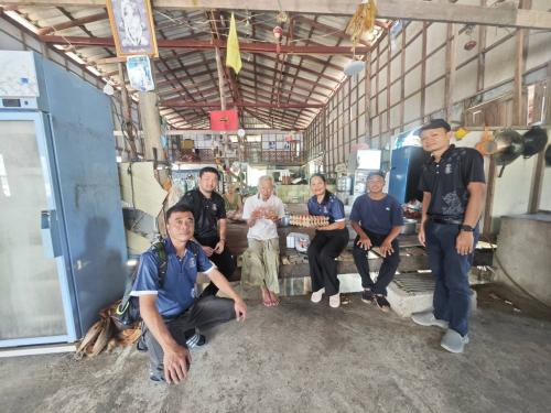 สำนักงานพัฒนาชุมชนอำเภอเกาะกูด ลงพื้นที่ร่วมกับผู้นำ อช. และ อช. จังหวัดตราด ลงพื้นที่เยี่ยมและให้ความช่วยเหลือครัวเรือนเป้าหมายตามระบบ TPMAP ในพื้นที่อำเภอเกาะกูด