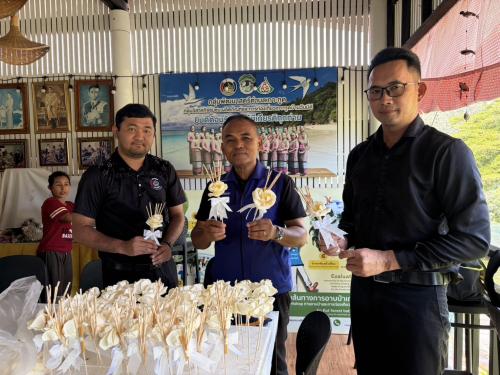  สำนักงานพัฒนาชุมชนอำเภอเกาะกูด จัดกิจกรรมการเตรียมความพร้อมการจัดทำดอกไม้จันทน์งานพระราชพิธีถวายพระเพลิงพระบรมศพ สมเด็จพระนางเจ้าสิริกิติ์ พระบรมราชินีนาถ พระบรมราชชนนีพันปีหลวง
