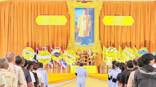 สำนักงานพัฒนาชุมชนอำเภอเกาะกูด เข้าร่วมพิธีวางพวงมาลาเนื่องใน “วันนวมินทรมหาราช” ปี 2569