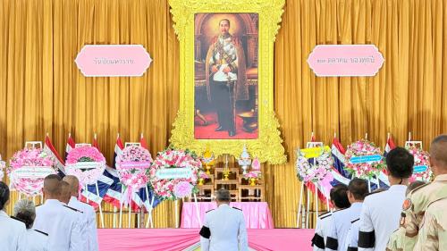 สำนักงานพัฒนาชุมชนอำเภอเกาะกูด ร่วมพิธีวางพวงมาลา น้อมรำลึกเนื่องในวันคล้ายวันสวรรคตพระบาทสมเด็จพระจุลจอมเกล้าเจ้าอยู่หัว